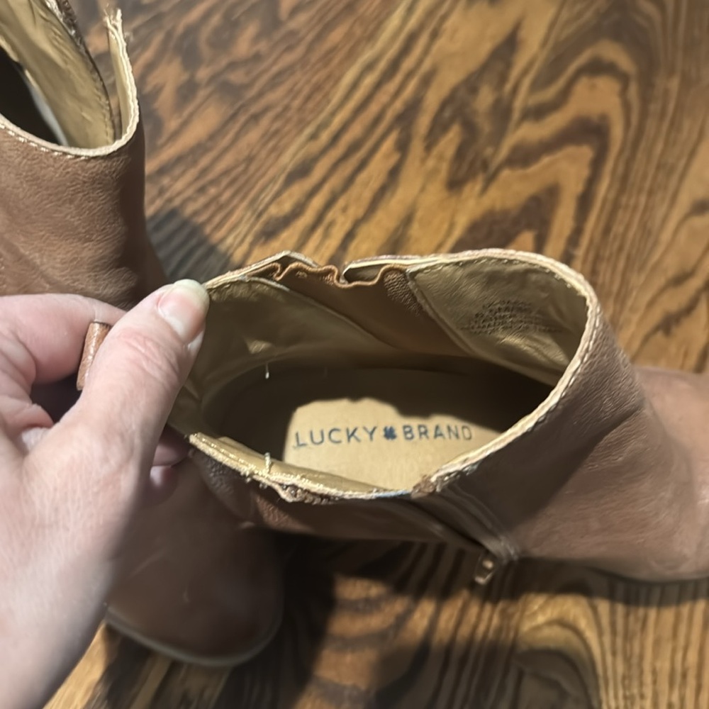 Lucky boots size 6.5 tannish color - Picture 4 of 5